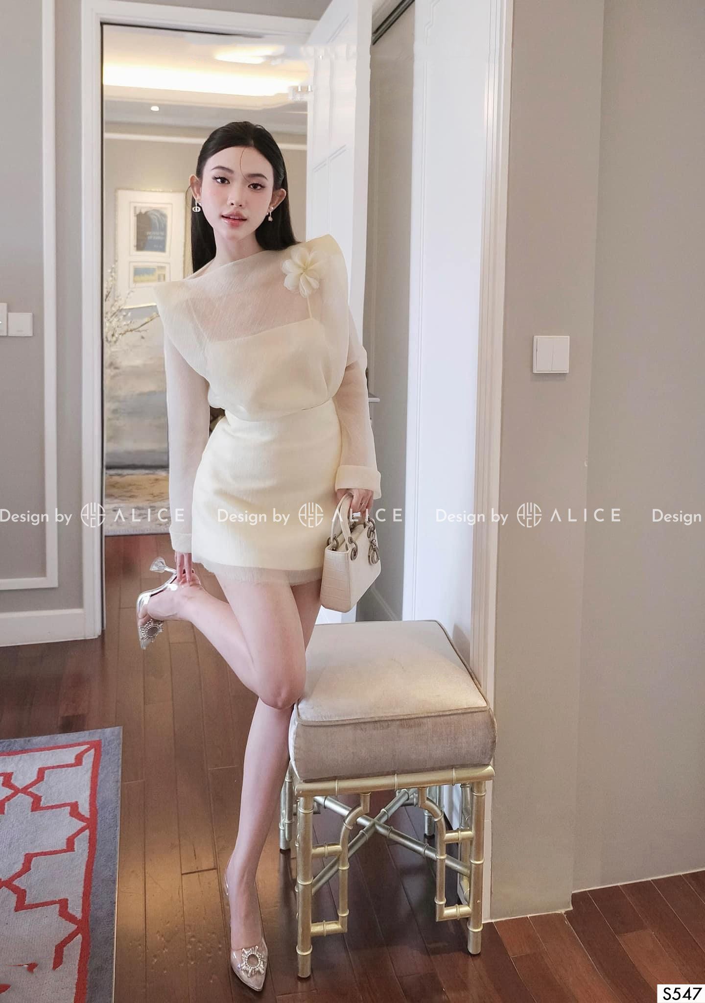 Set Áo Chân Váy Cổ Thuyền Đính Hoa S547 