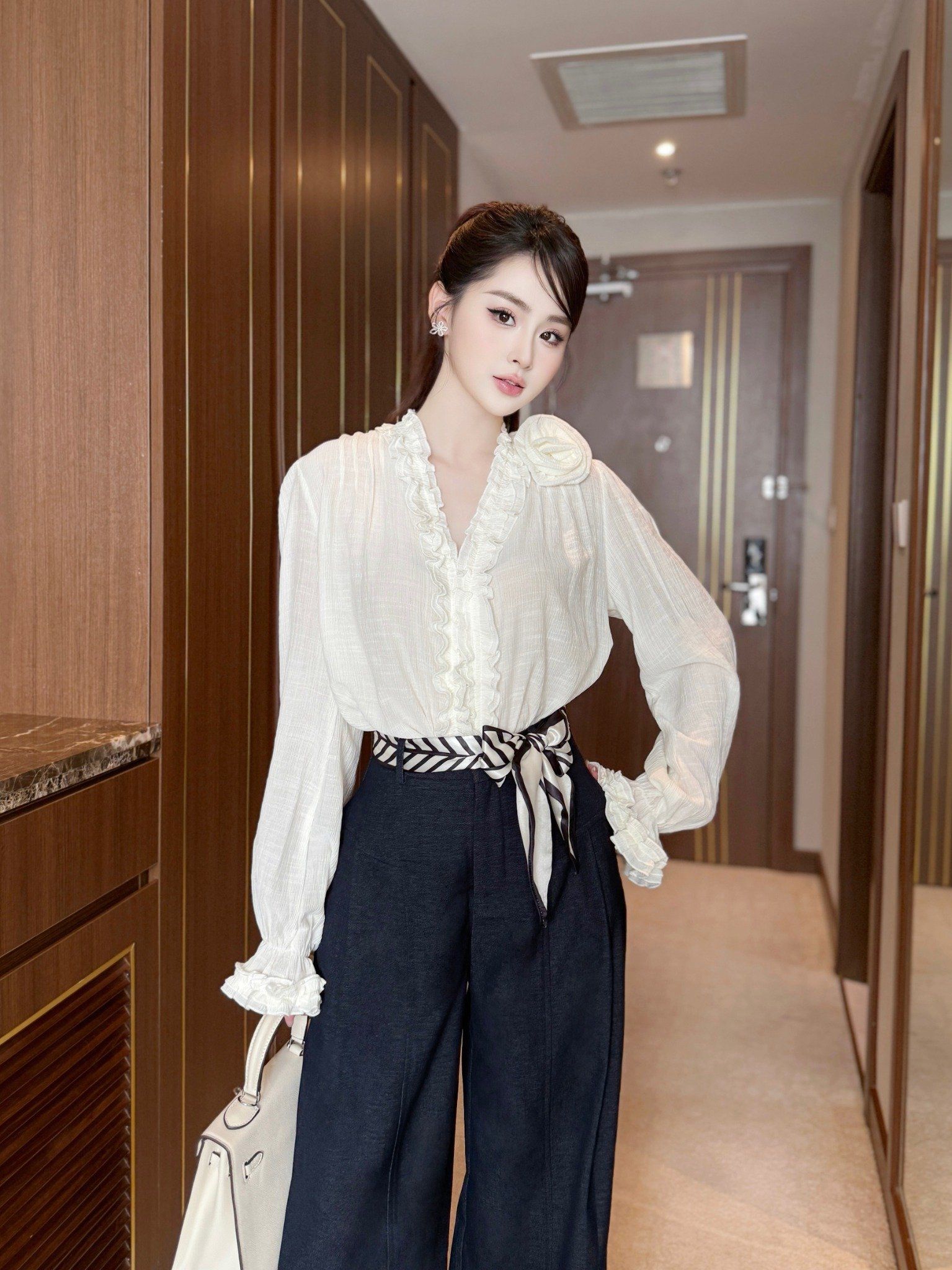  Set Áo Chất Tơ Quần Bò Kèm Khăn Lụa S875 