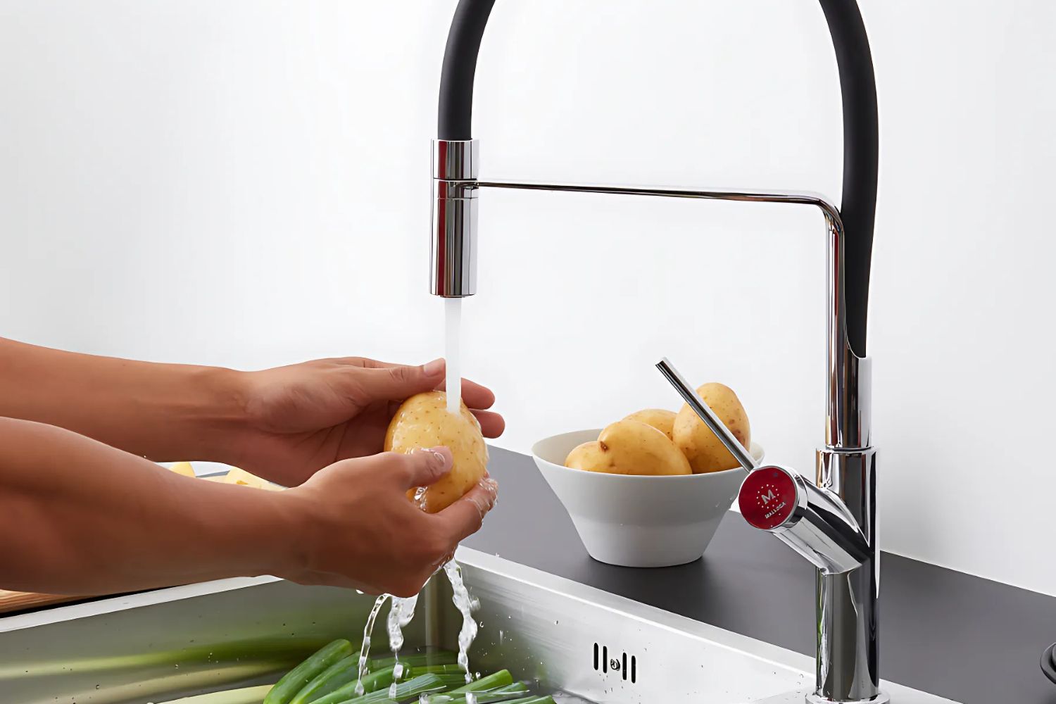 Vòi Rửa Bát Nóng Lạnh Malloca K081C | Đồng Thau Mạ Chrome, Dây Silicone