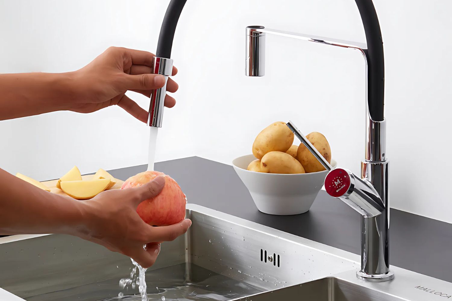 Vòi Rửa Bát Nóng Lạnh Malloca K081C | Đồng Thau Mạ Chrome, Dây Silicone