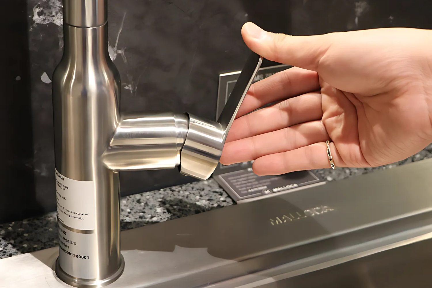 Vòi Rửa Bát Nóng Lạnh Dây Rút Malloca K046-SS | Inox 304