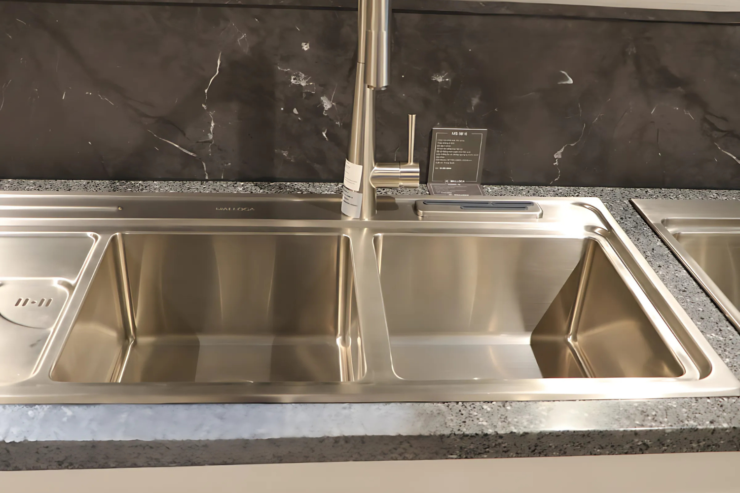 Máy Rửa Bát 2 Hố Inox 304 Malloca MS 8816 N