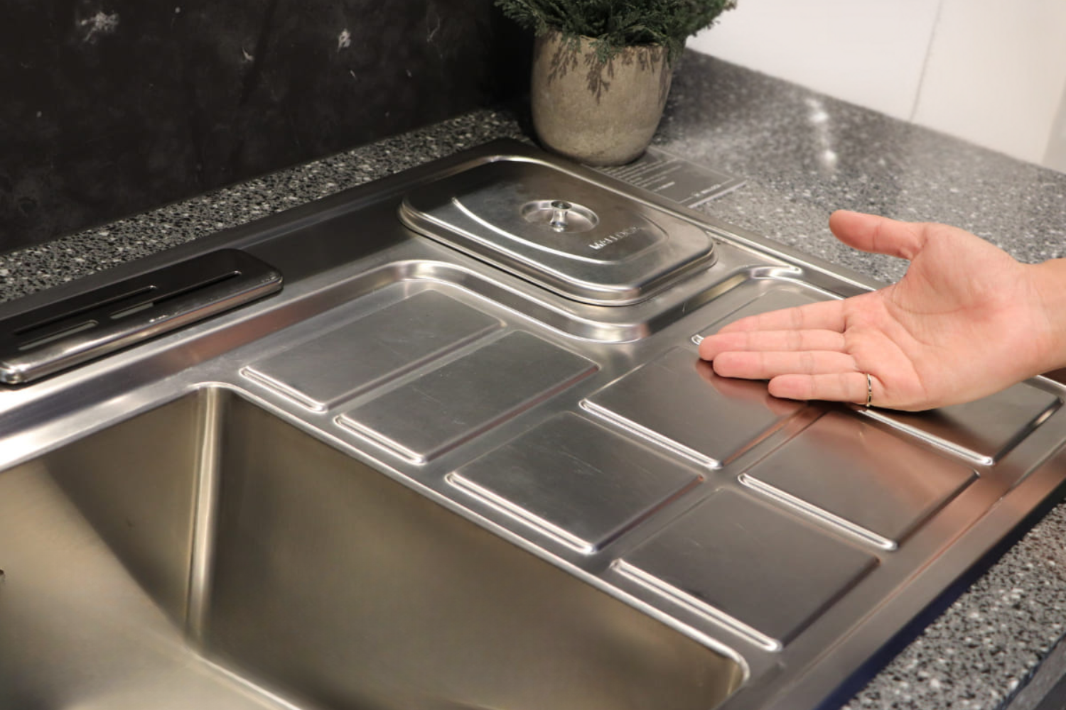 Chậu Rửa Bát 2 Hố Inox 304 Malloca MS 8817 N