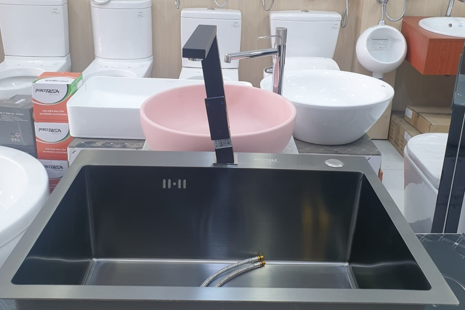 Vòi Rửa Bát Nóng Lạnh Malloca K131BL | Đồng Thau Sơn Giả Đá, Màu Đen