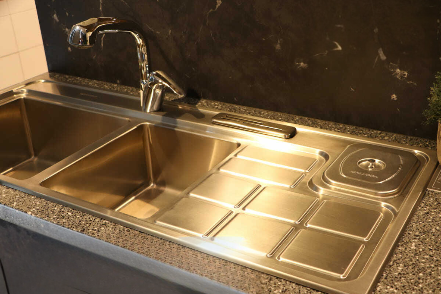 Chậu Rửa Bát 2 Hố Inox 304 Malloca MS 8817 N