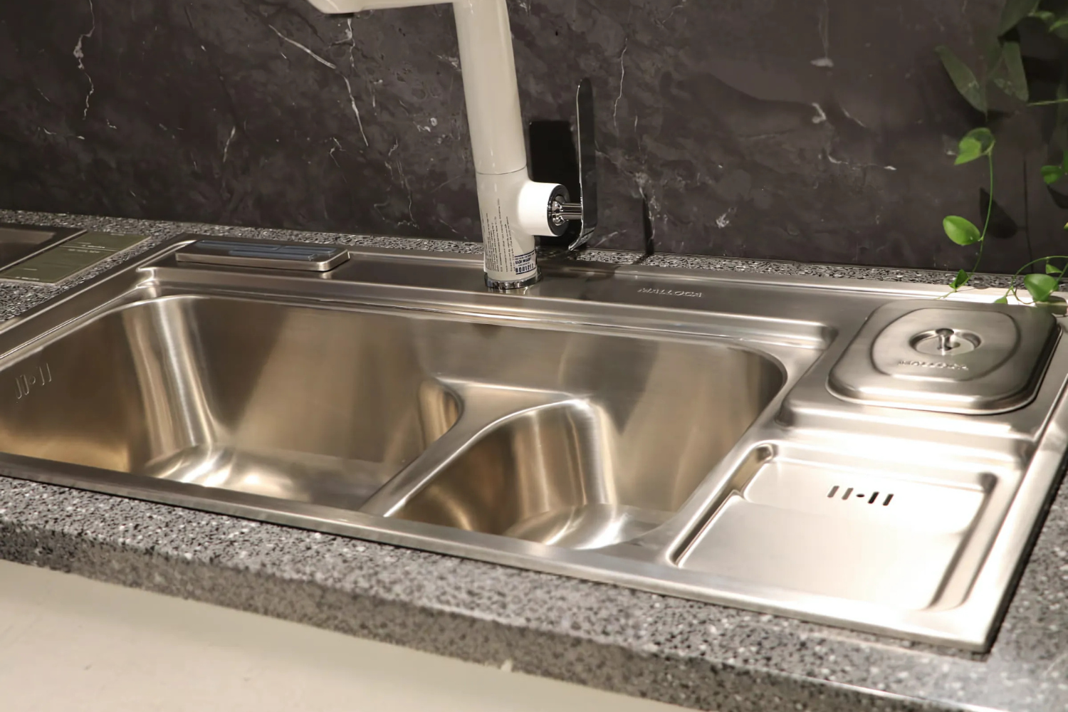 Máy Rửa Bát 2 Hố Inox 304 Malloca MS 8809 N