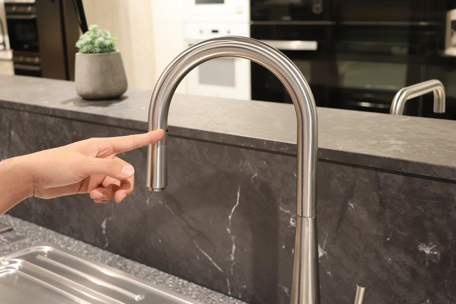 Vòi Rửa Bát Nóng Lạnh Dây Rút Malloca K095-SS | Inox 304