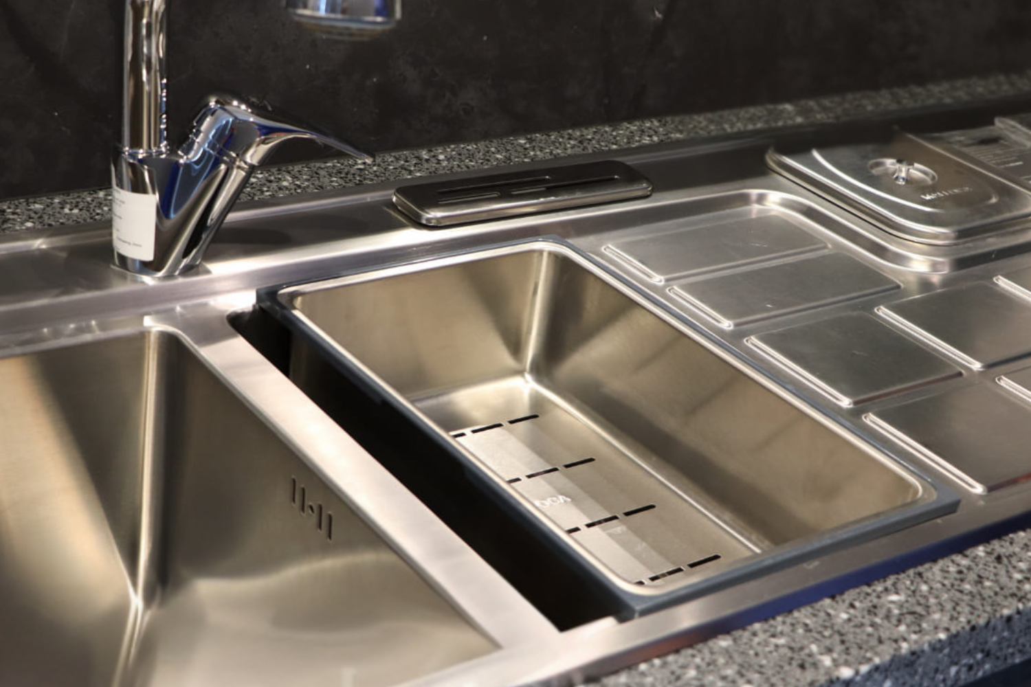 Chậu Rửa Bát 2 Hố Inox 304 Malloca MS 8817 N