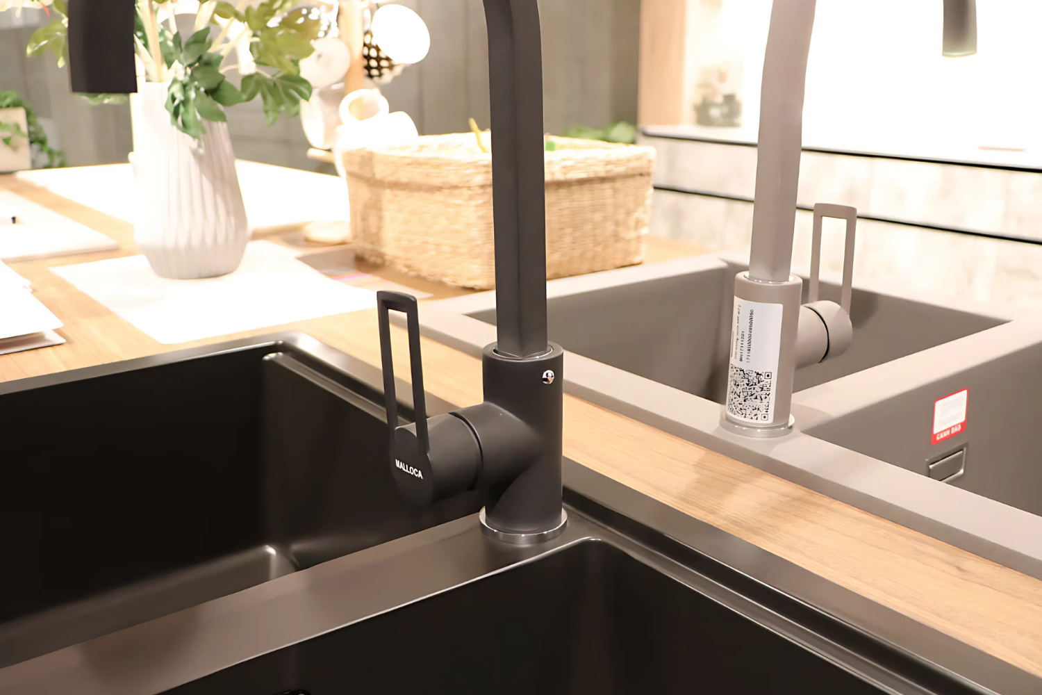 Vòi Rửa Bát Nóng Lạnh Malloca MF-040 | Đồng Thau Sơn Giả Đá, Màu Đen