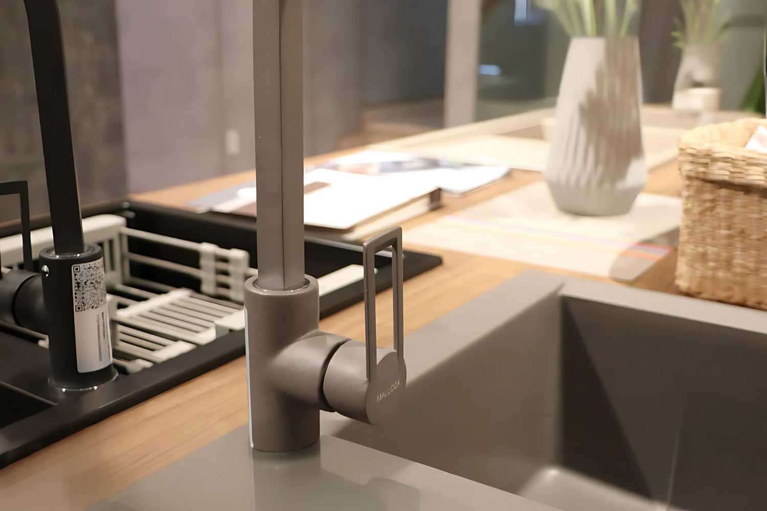 Vòi Rửa Bát Nóng Lạnh Malloca MF-073 | Đồng Thau Sơn Giả Đá, Màu Xám