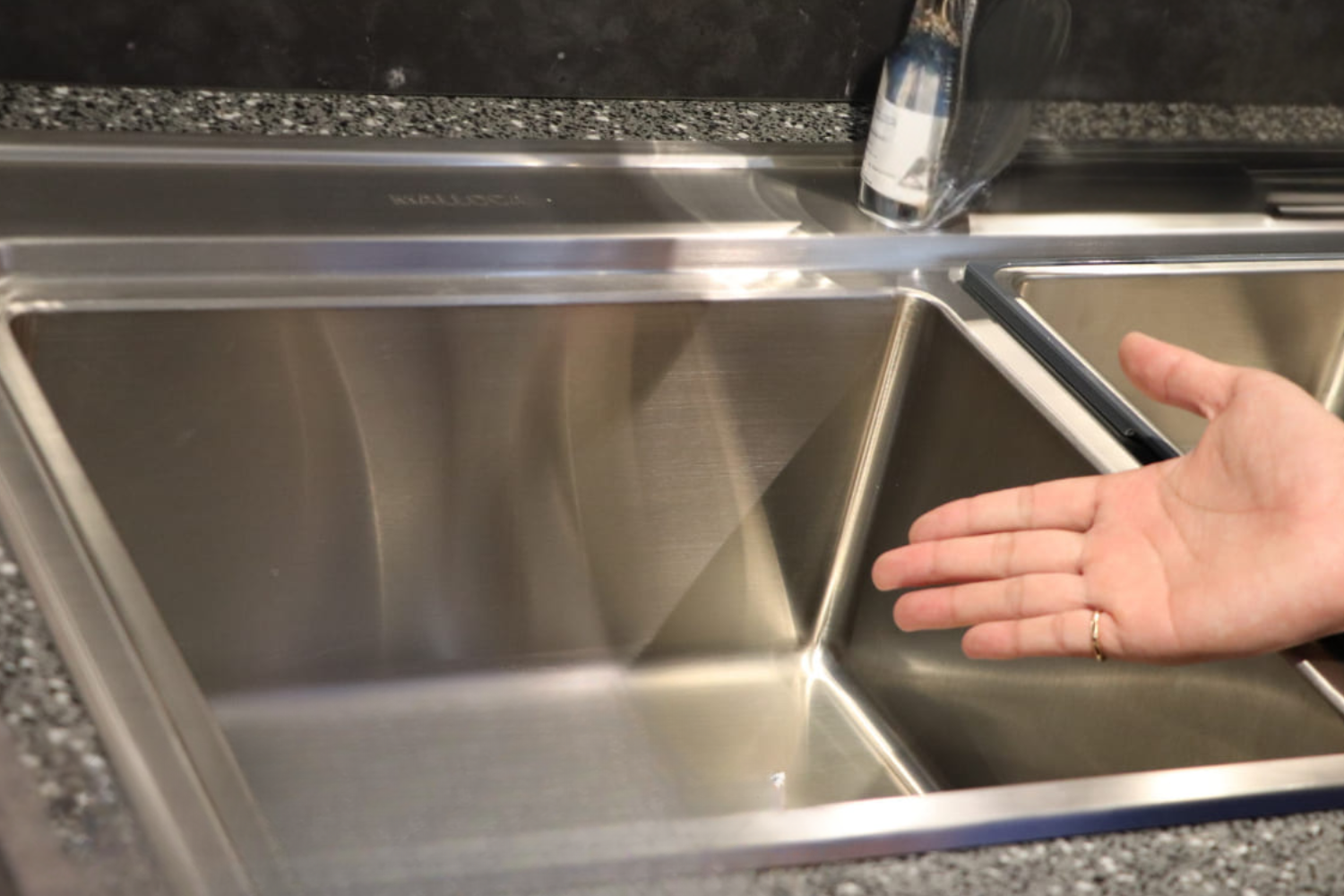 Chậu Rửa Bát 2 Hố Inox 304 Malloca MS 8817 N