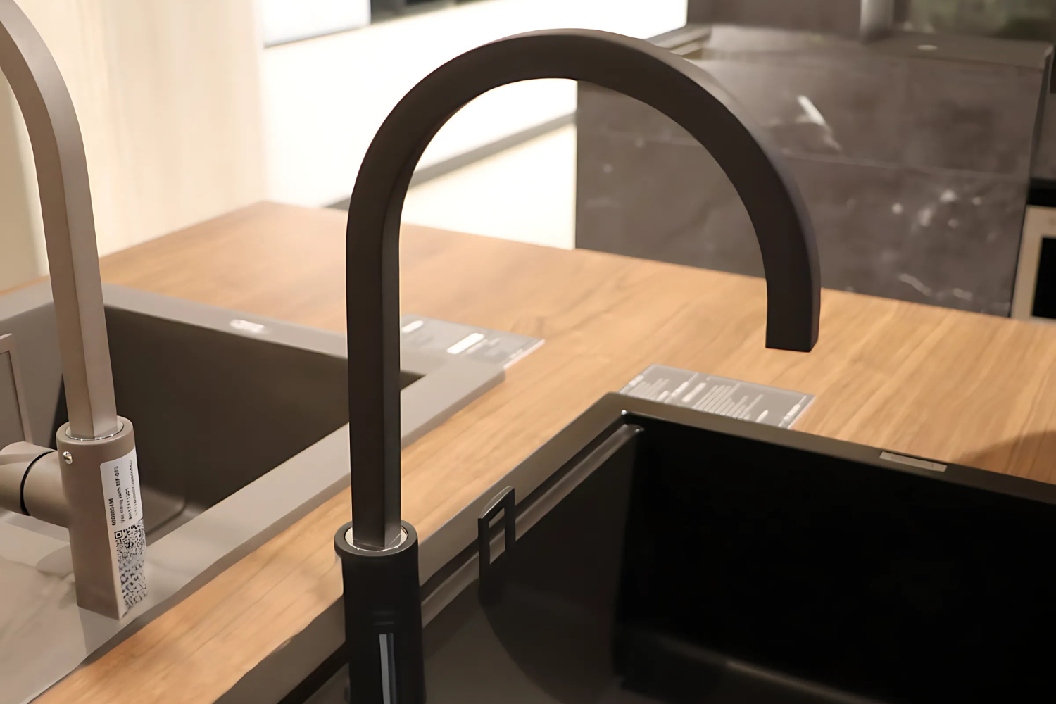 Vòi Rửa Bát Nóng Lạnh Malloca MF-040 | Đồng Thau Sơn Giả Đá, Màu Đen