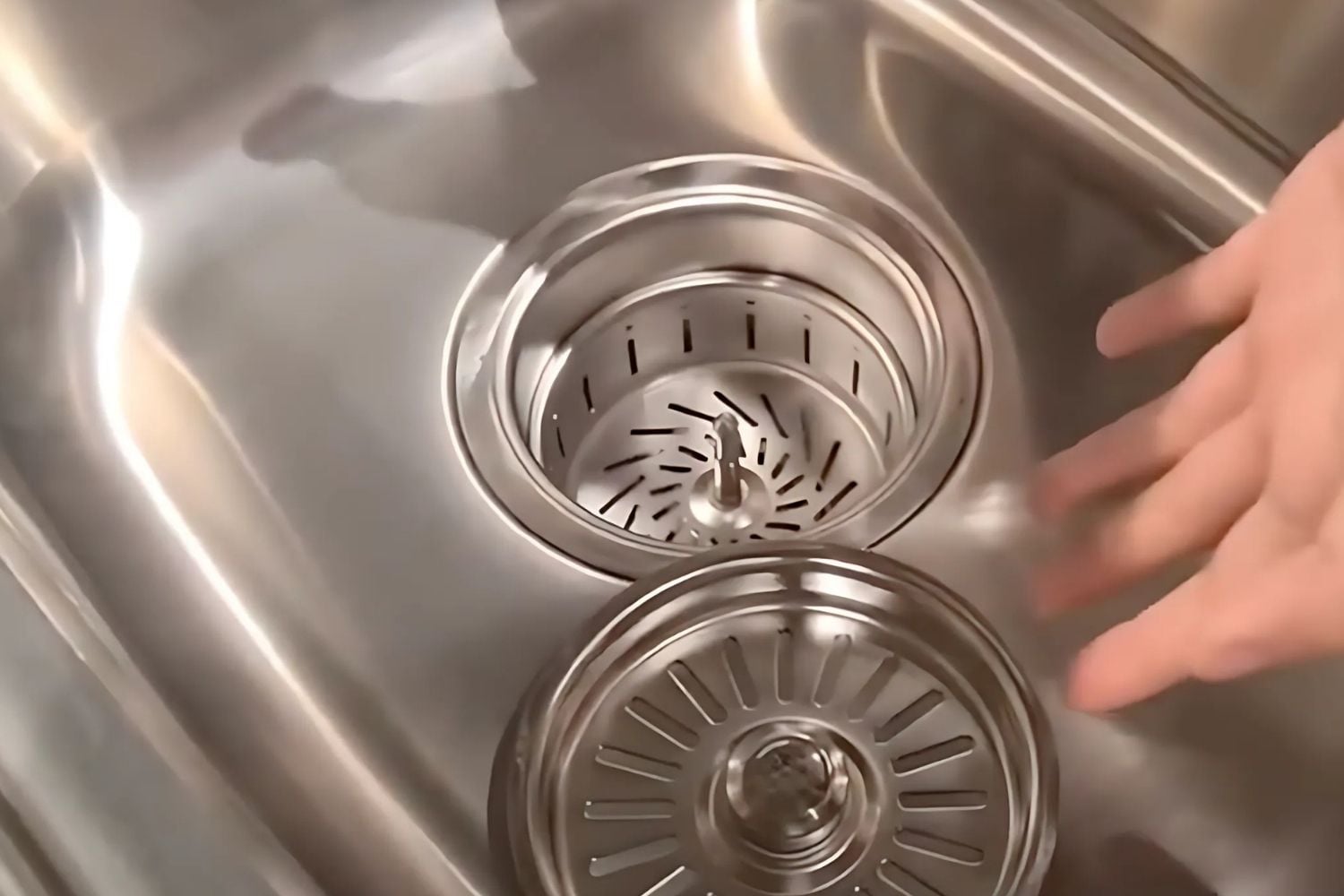 Chậu Rửa Bát 2 Hố Inox 304 Malloca MS 1024