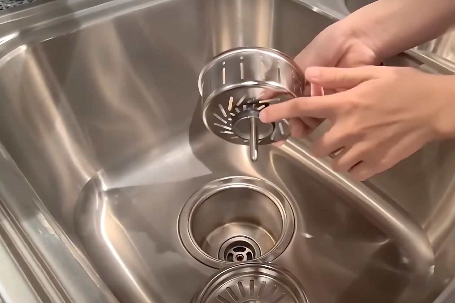 Chậu Rửa Bát 2 Hố Inox 304 Malloca MS 1024