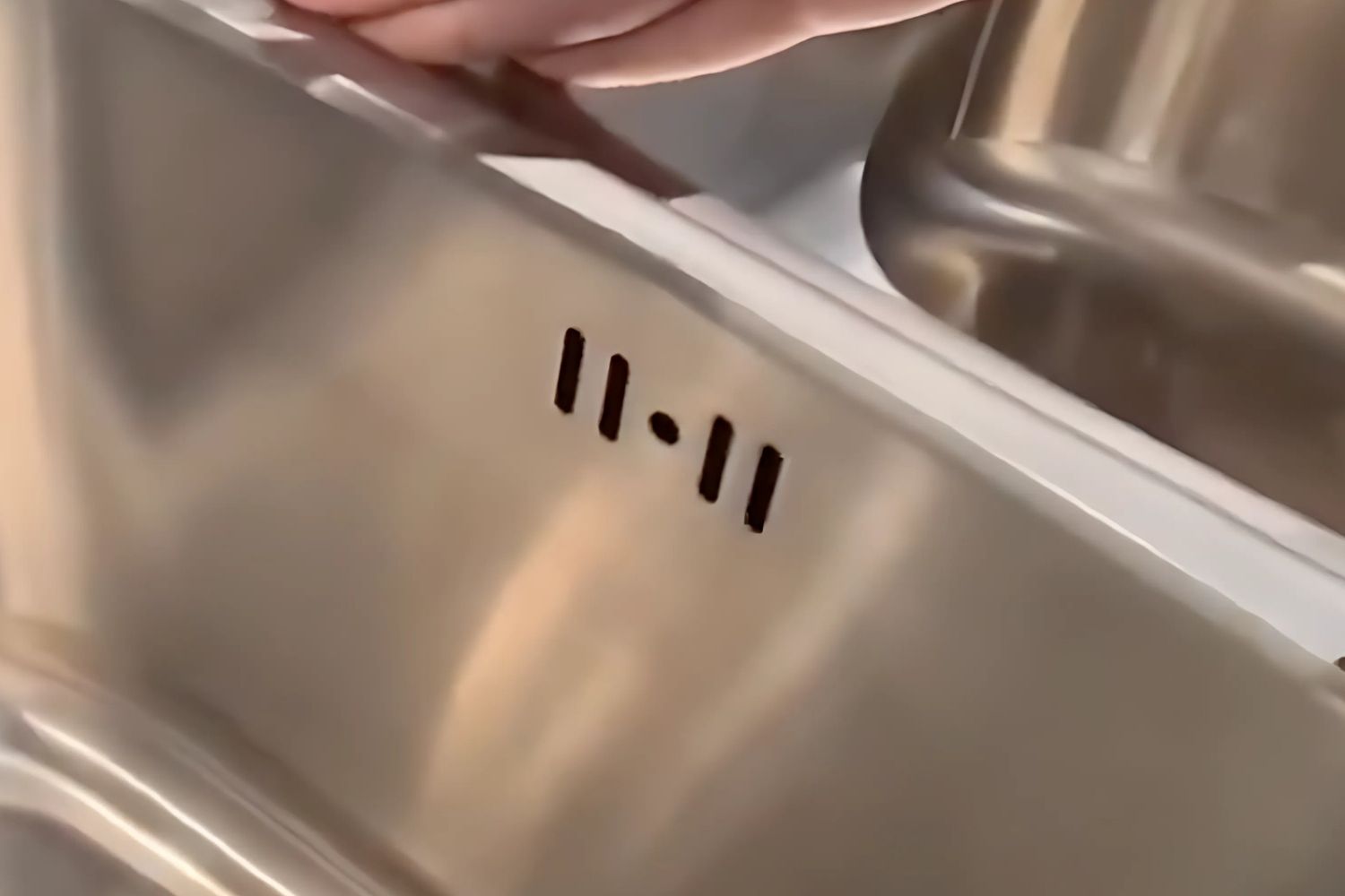 Chậu Rửa Bát 2 Hố Inox 304 Malloca MS 1024