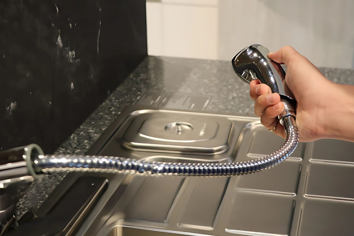 Vòi Rửa Bát Nóng Lạnh Dây Rút Malloca K140 | Đồng Thau Mạ Chrome