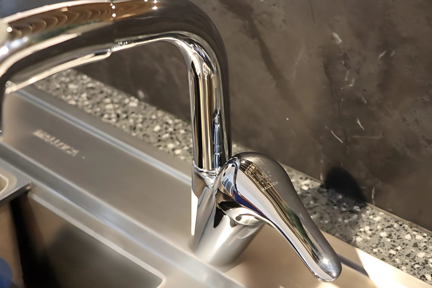 Vòi Rửa Bát Nóng Lạnh Dây Rút Malloca K140 | Đồng Thau Mạ Chrome