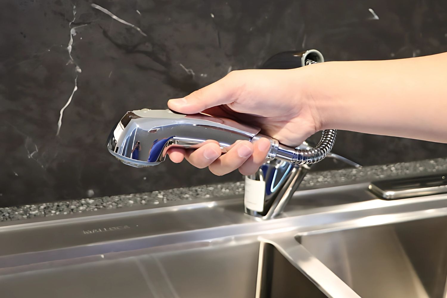 Vòi Rửa Bát Nóng Lạnh Dây Rút Malloca K140 | Đồng Thau Mạ Chrome