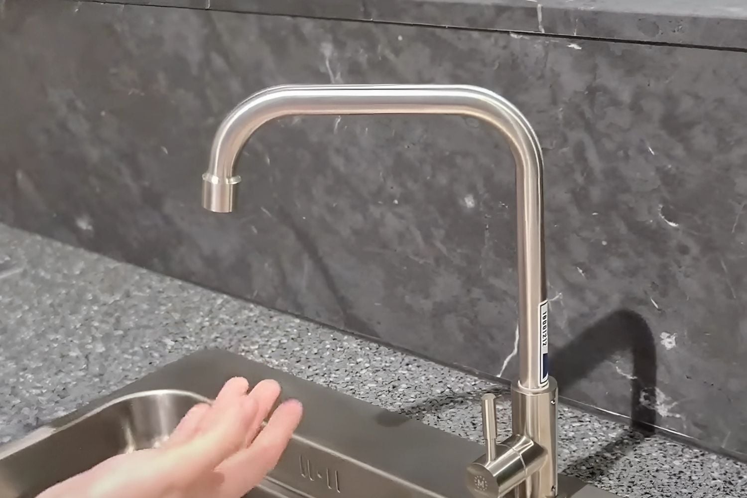 Vòi Rửa Bát 1 Nguồn Nước Lạnh Malloca K-115 XFIT | Inox 304