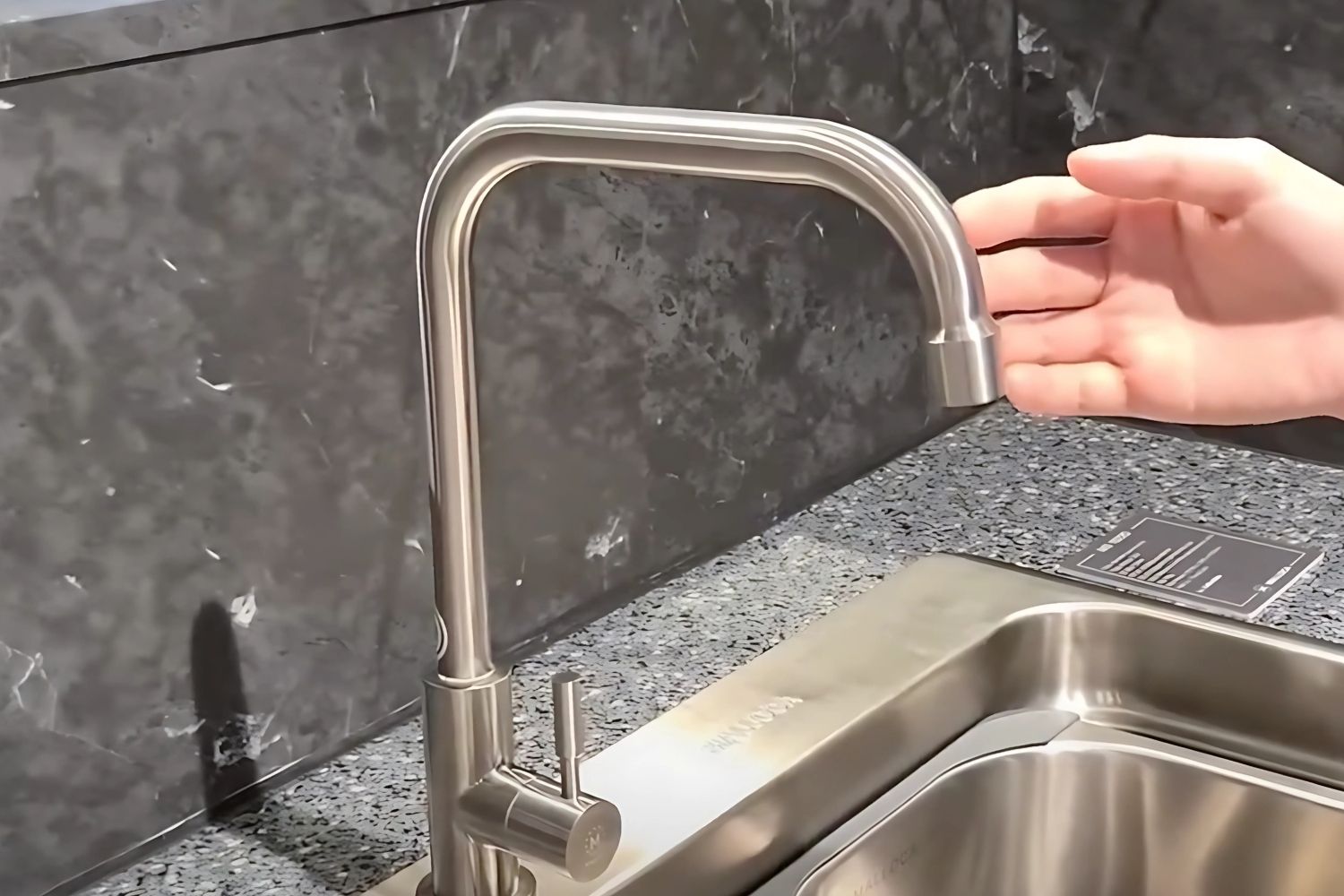 Vòi Rửa Bát 1 Nguồn Nước Lạnh Malloca K-115 XFIT | Inox 304