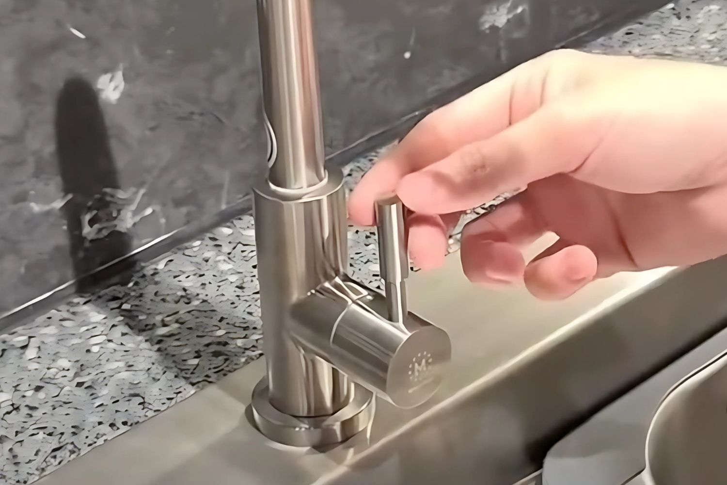 Vòi Rửa Bát 1 Nguồn Nước Lạnh Malloca K-115 XFIT | Inox 304