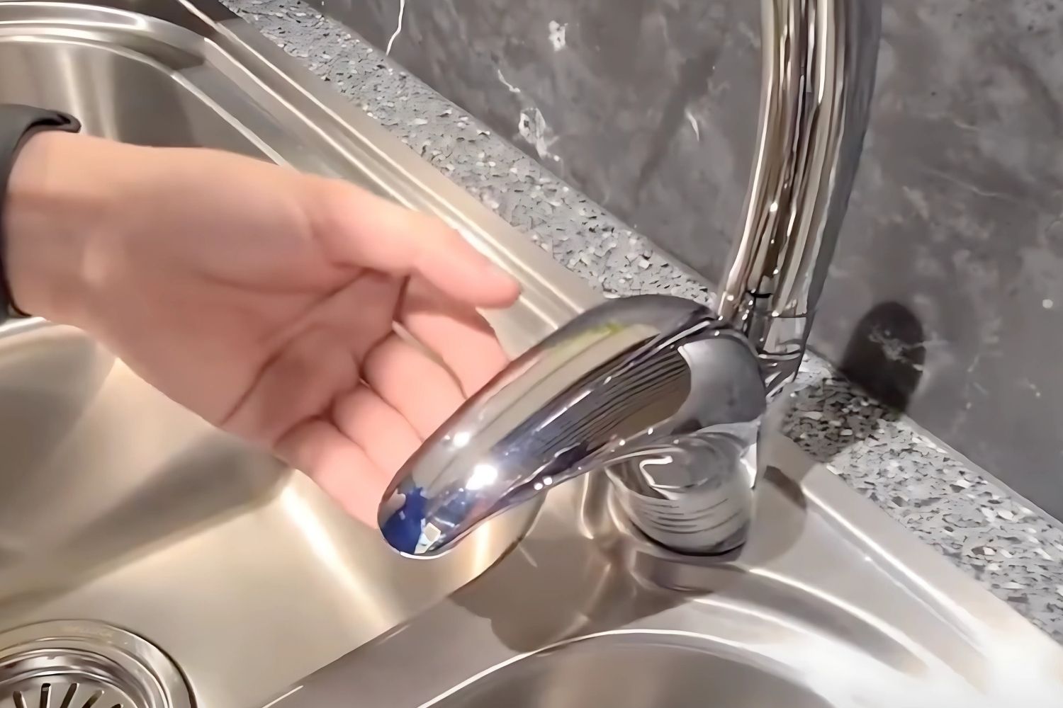 Vòi Rửa Bát Nóng Lạnh Malloca K121N | Đồng Thau Mạ Chrome