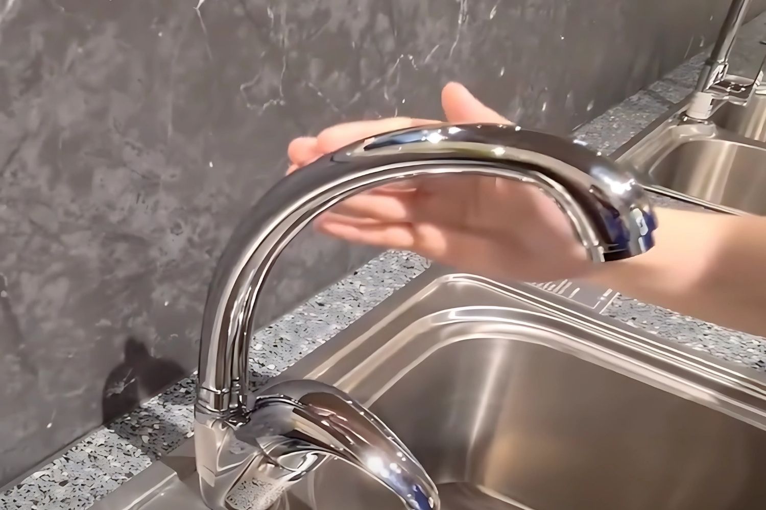 Vòi Rửa Bát Nóng Lạnh Malloca K121N | Đồng Thau Mạ Chrome