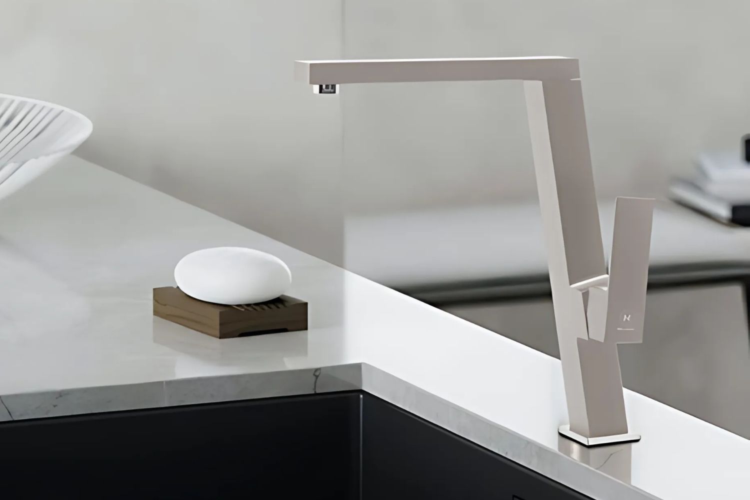 Vòi Rửa Bát Nóng Lạnh Malloca K131CR | Đồng Thau Sơn Giả Đá, Màu Kem