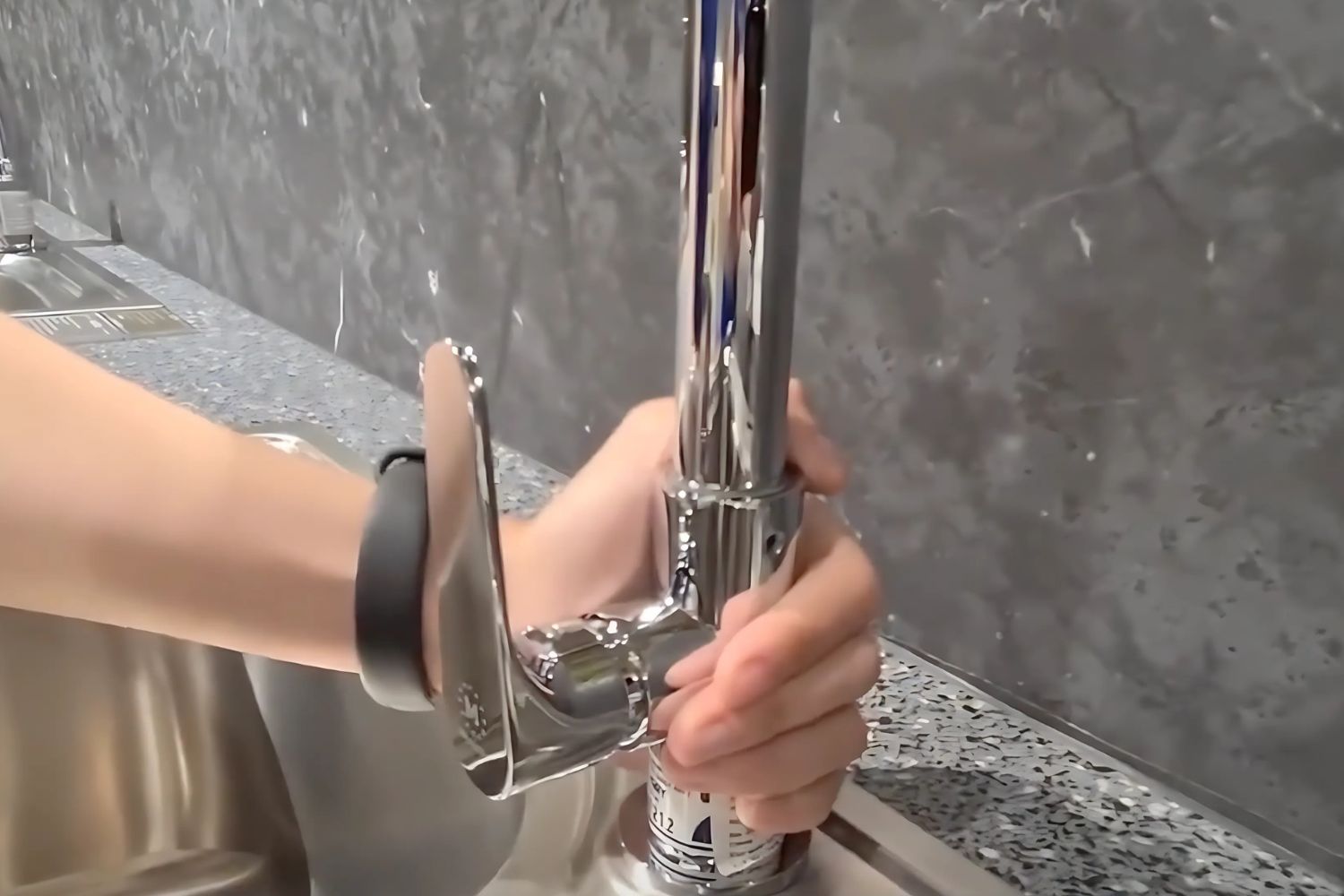 Vòi Rửa Bát 1 Đường Nước Lạnh Malloca K1603CL | Đồng Thau Mạ Chrome