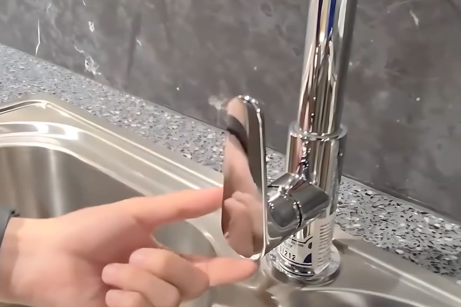 Vòi Rửa Bát 1 Đường Nước Lạnh Malloca K1603CL | Đồng Thau Mạ Chrome