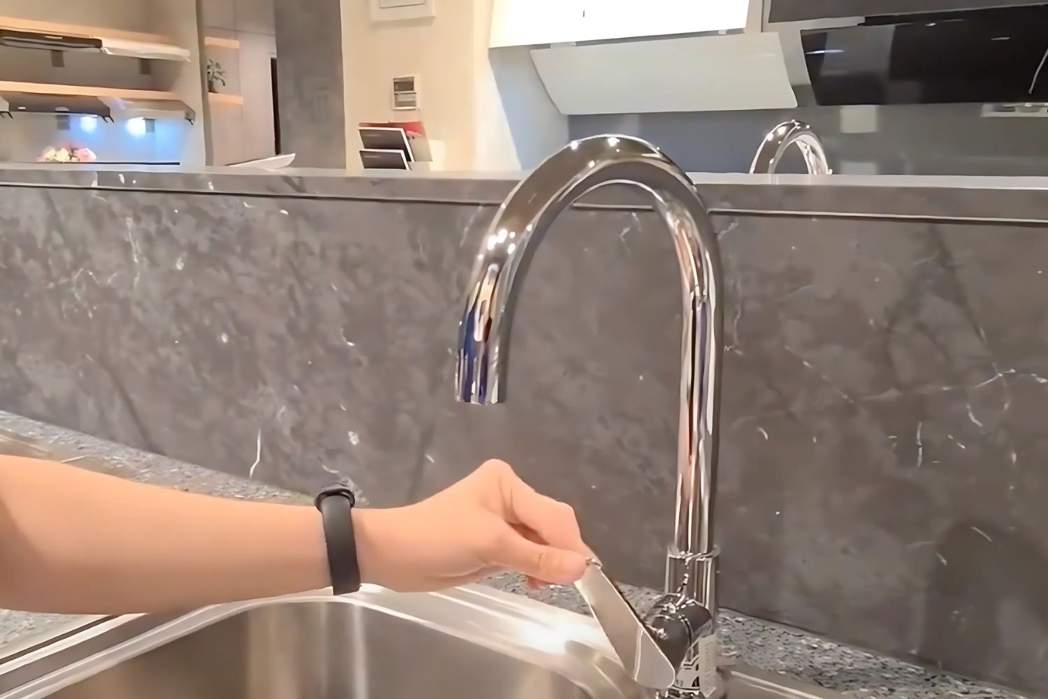 Vòi Rửa Bát 1 Đường Nước Lạnh Malloca K1603CL | Đồng Thau Mạ Chrome