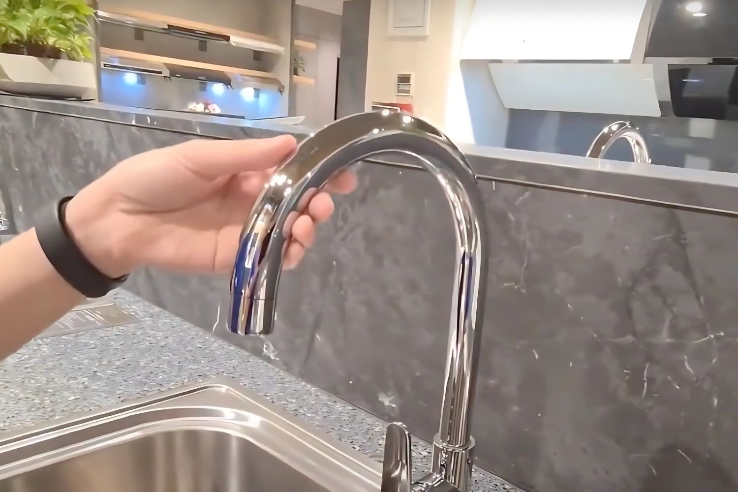 Vòi Rửa Bát 1 Đường Nước Lạnh Malloca K1603CL | Đồng Thau Mạ Chrome