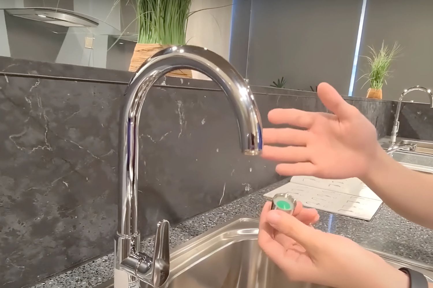 Vòi Rửa Bát 1 Đường Nước Lạnh Malloca K1603CL | Đồng Thau Mạ Chrome