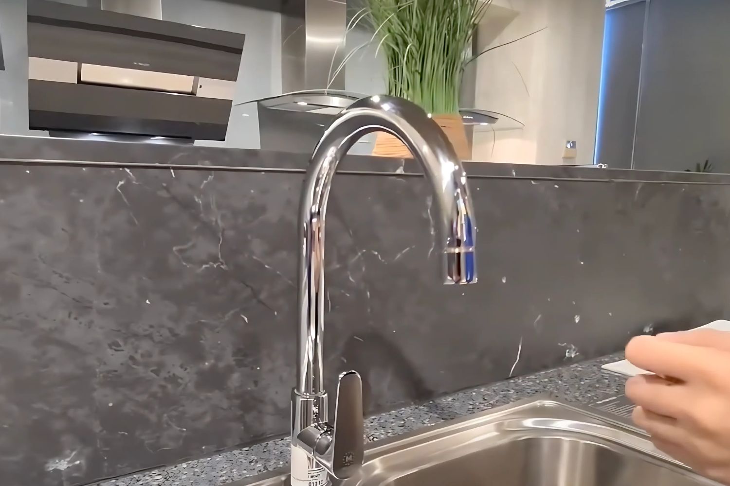 Vòi Rửa Bát 1 Đường Nước Lạnh Malloca K1603CL | Đồng Thau Mạ Chrome