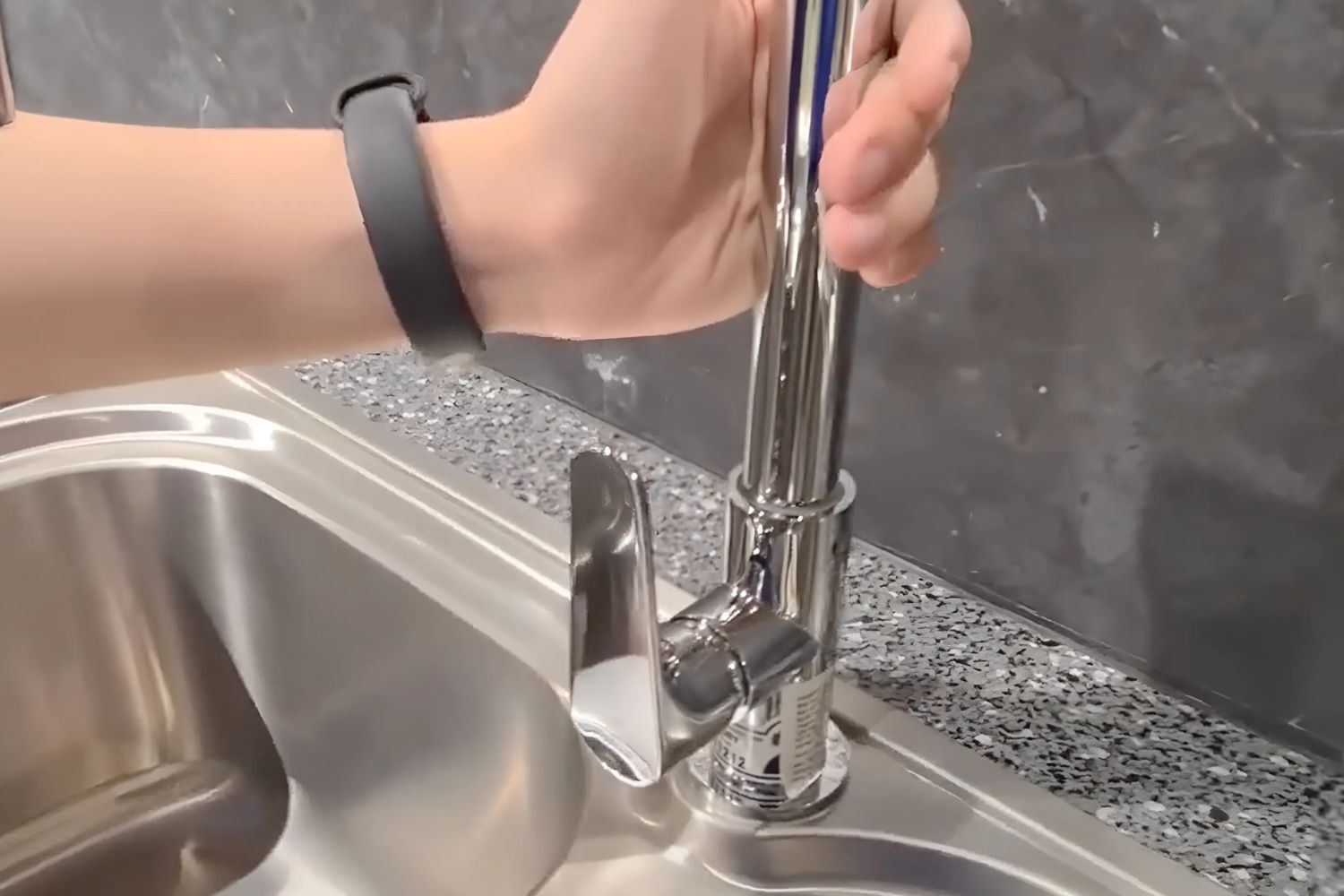 Vòi Rửa Bát 1 Đường Nước Lạnh Malloca K1603CL | Đồng Thau Mạ Chrome