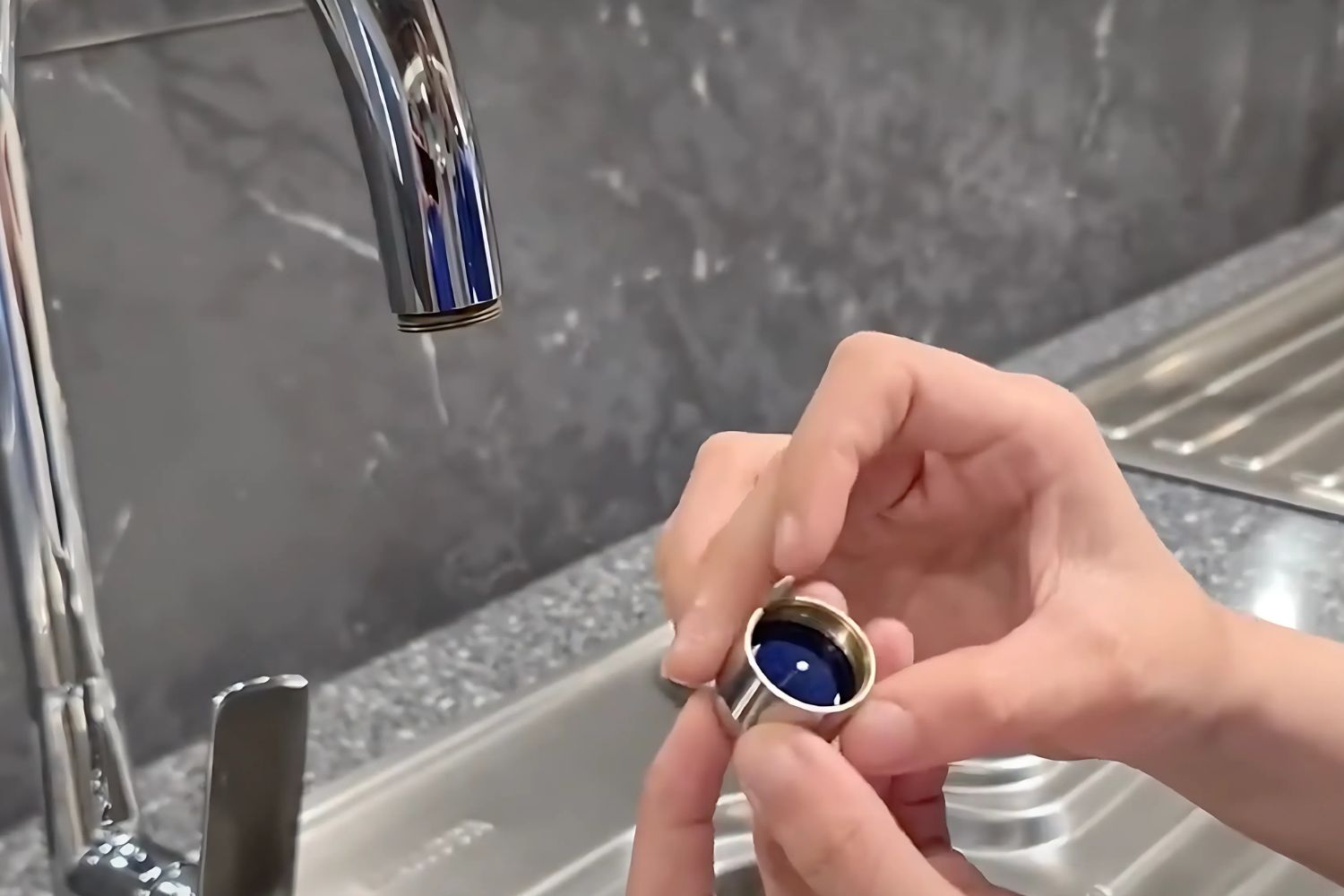 Vòi Rửa Bát Nóng Lạnh Malloca K77C | Đồng Thau Mạ Chrome