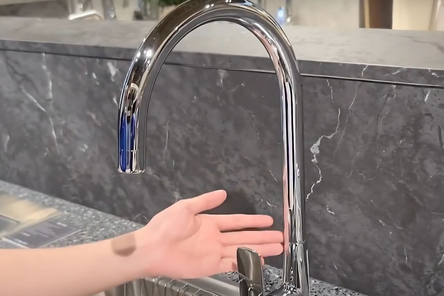 Vòi Rửa Bát Nóng Lạnh Malloca K77C | Đồng Thau Mạ Chrome