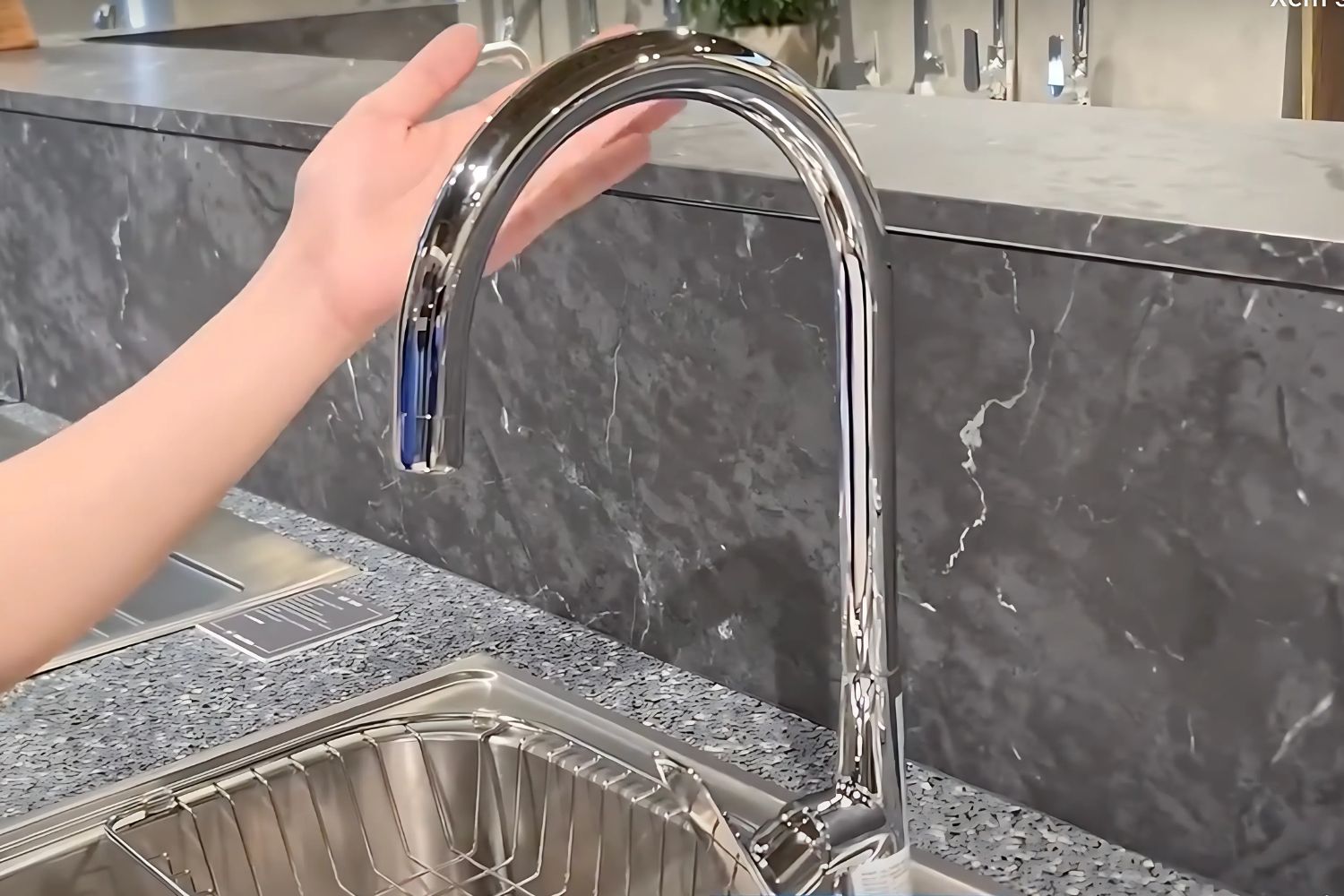 Vòi Rửa Bát Nóng Lạnh Malloca K77C | Đồng Thau Mạ Chrome