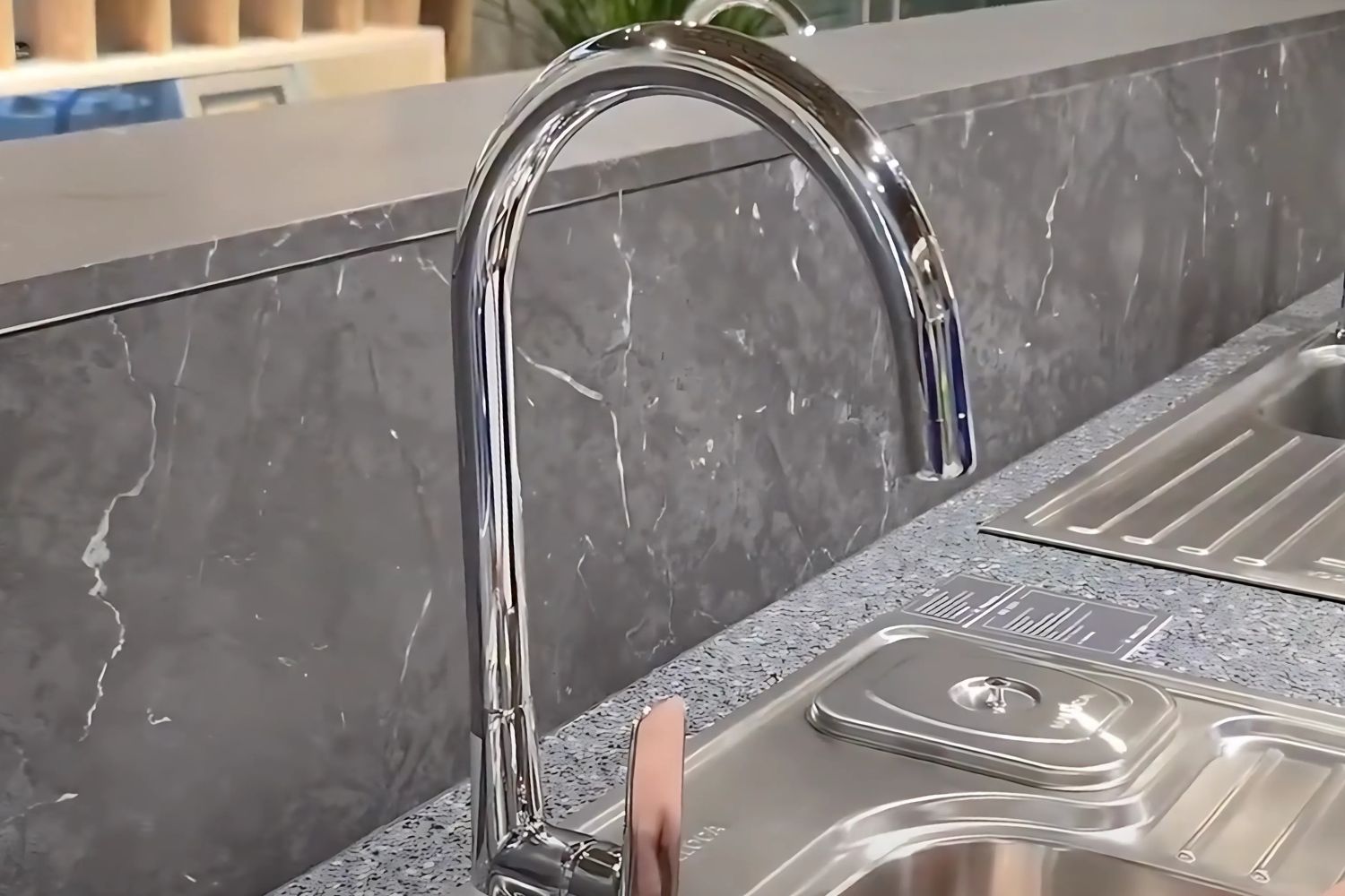 Vòi Rửa Bát Nóng Lạnh Malloca K77C | Đồng Thau Mạ Chrome