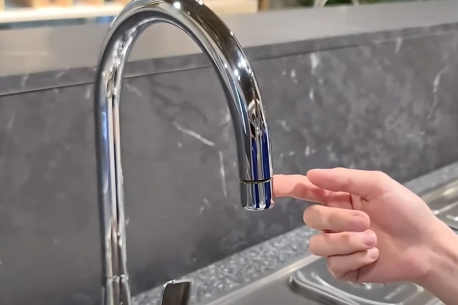 Vòi Rửa Bát Nóng Lạnh Malloca K77C | Đồng Thau Mạ Chrome