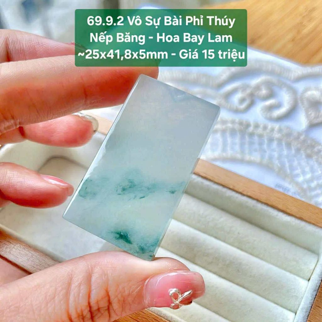 Vô Sự Bài Phỉ Thuý Nếp Băng - Hoa Bay Lam ~25x41.8x5mm - 69.9.2