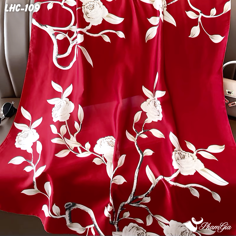Cận Cảnh Khăn Choàng Lụa Hàng Châu Màu Đỏ Ruby Họa Tiết Hoa Hồng Trắng Quý Phái