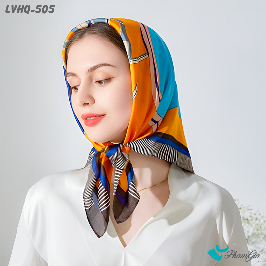 Người Mẫu Mặc Khăn Lụa Vuông 70*70cm Phong Cách Hàn Quốc Họa Tiết Retro Phối Màu Xam - Xanh