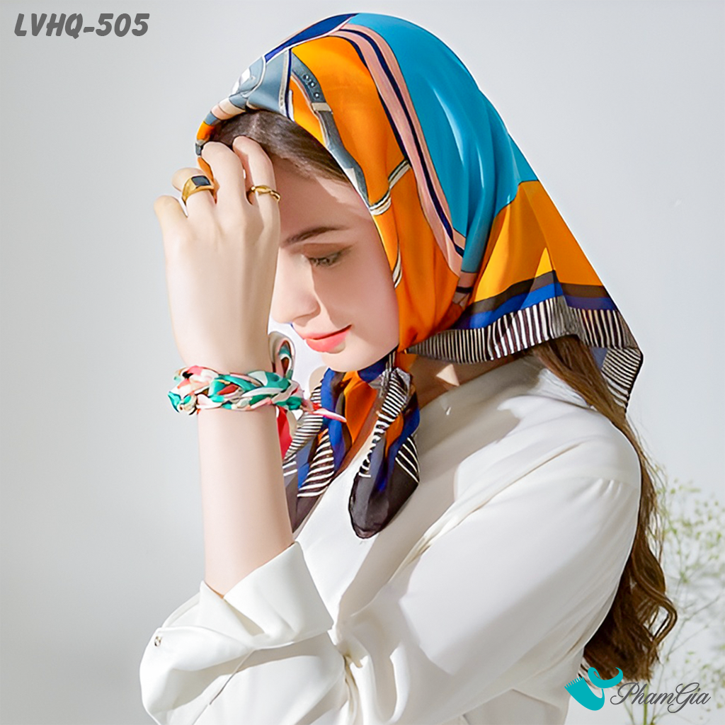 Model Mặc Khăn Lụa Vuông 70*70cm Phong Cách Hàn Quốc Họa Tiết Retro Phối Màu Xam - Xanh