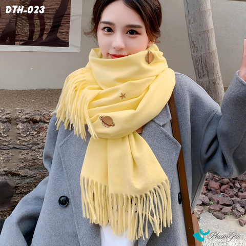 Người Mẫu Choàng Khăn Choàng Dạ Cashmere Kem Thêu Họa Tiết Galaxy Cao Cấp Màu Vàng Chanh Nổi Bật