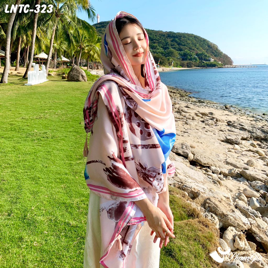 Người Mẫu Choàng Khăn Choàng Linen Boho Họa Tiết Hoa Sen Xanh Phối Nền Hồng Trang Nhã