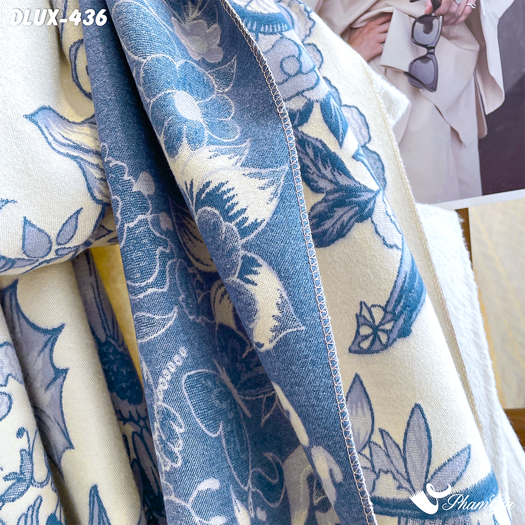 Cận Cảnh Khăn Choàng Dạ Cashmere Cao Cấp Họa Tiết Bướm Xanh Phối Nền Kem Thanh Lịch