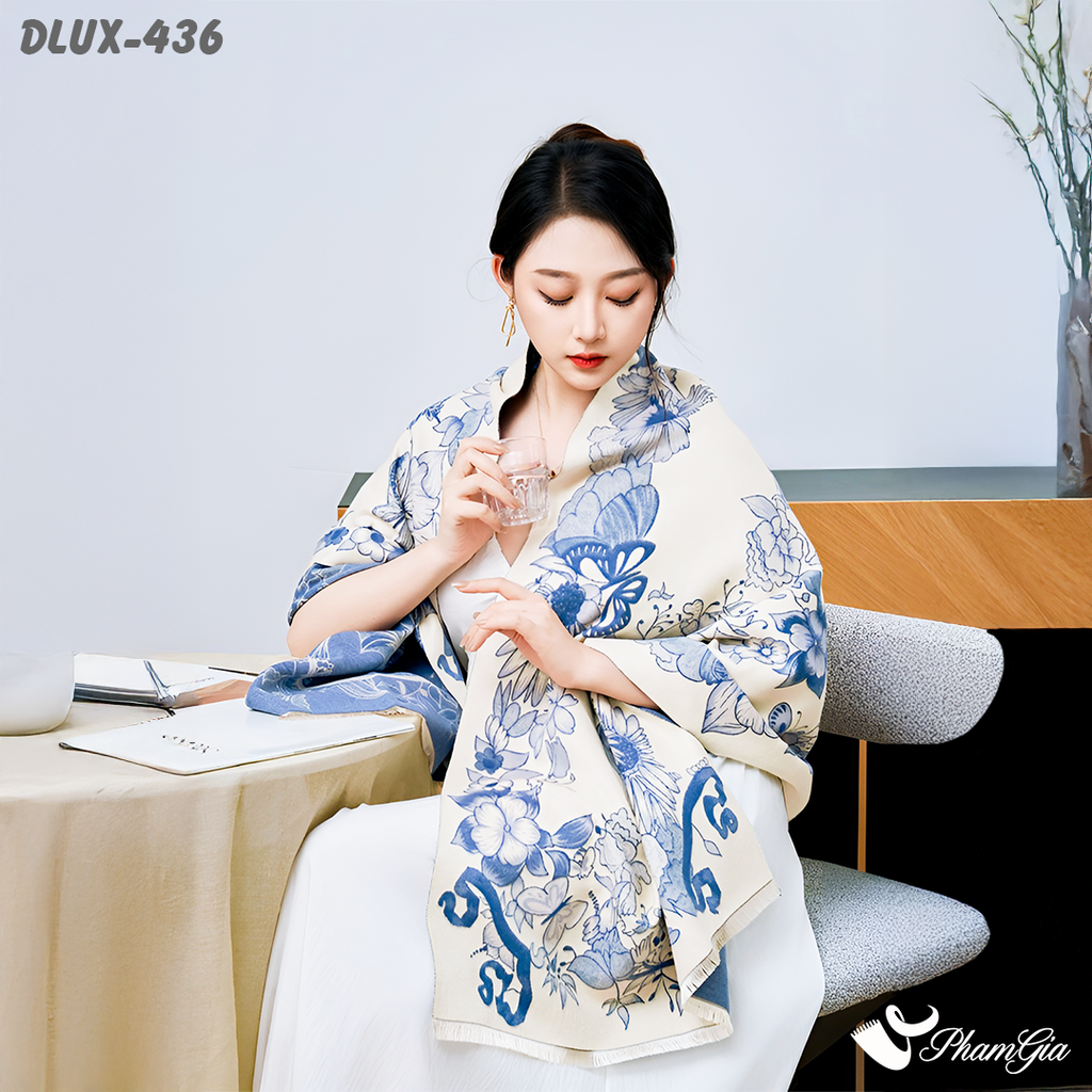 Người Mẫu Choàng Khăn Choàng Dạ Cashmere Cao Cấp Họa Tiết Bướm Xanh Phối Nền Kem Thanh Lịch