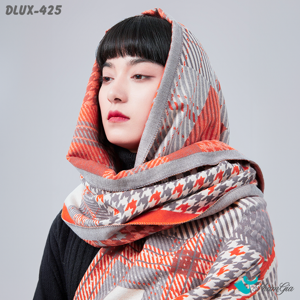 Người Mẫu Khăn Choàng Dạ Cashmere Cao Cấp Họa Tiết Caro và Nanh Sói Màu Cam Hiện Đại