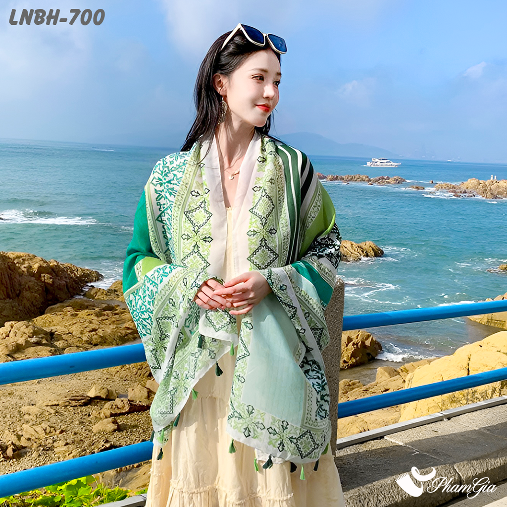 Người Mẫu Choàng Khăn Choàng Linen Boho Họa Tiết Thổ Cẩm Phối Kim Tuyến Màu Xanh Bơ Độc Đáo